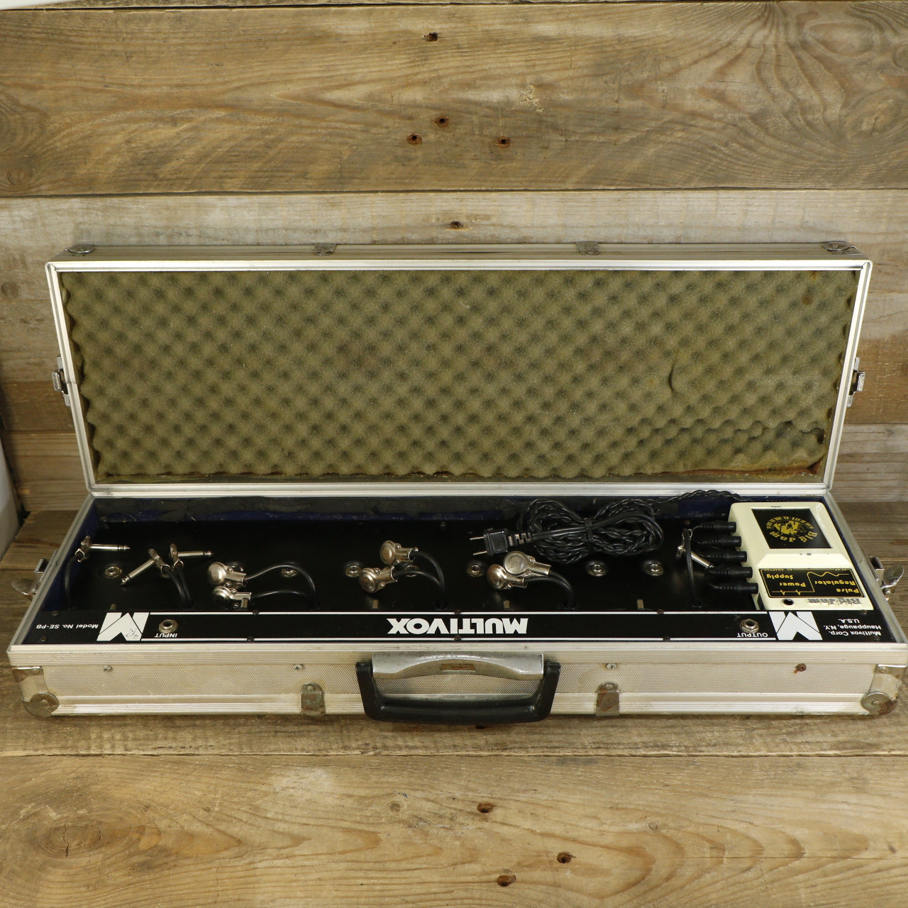 Multivox SE-PB Pedalboard mit SE-XP Netzteil (120 Volt) Tragetasche Hartschalenkoffer