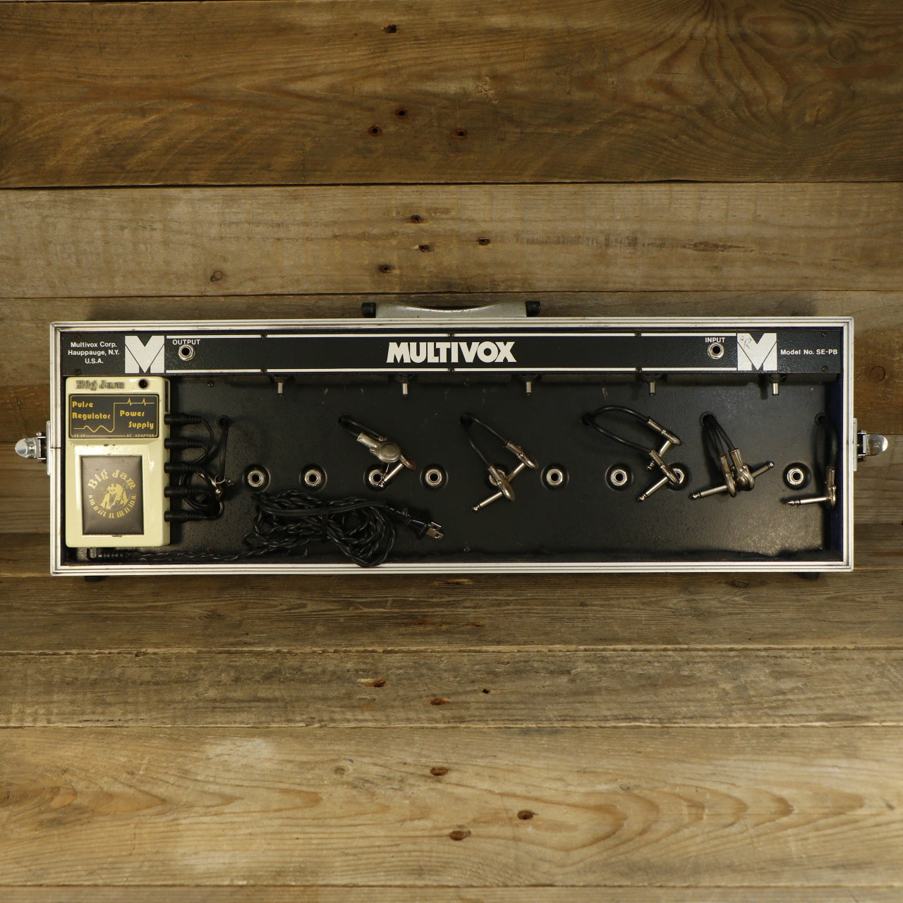 Multivox SE-PB Pedalboard mit SE-XP Netzteil (120 Volt) Tragetasche Hartschalenkoffer