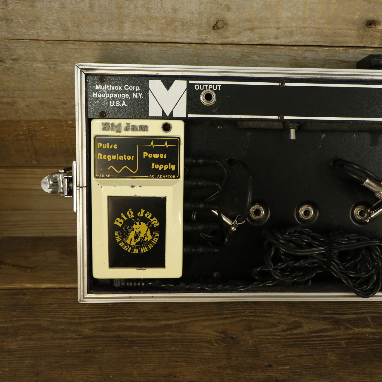 Multivox SE-PB Pedalboard mit SE-XP Netzteil (120 Volt) Tragetasche Hartschalenkoffer