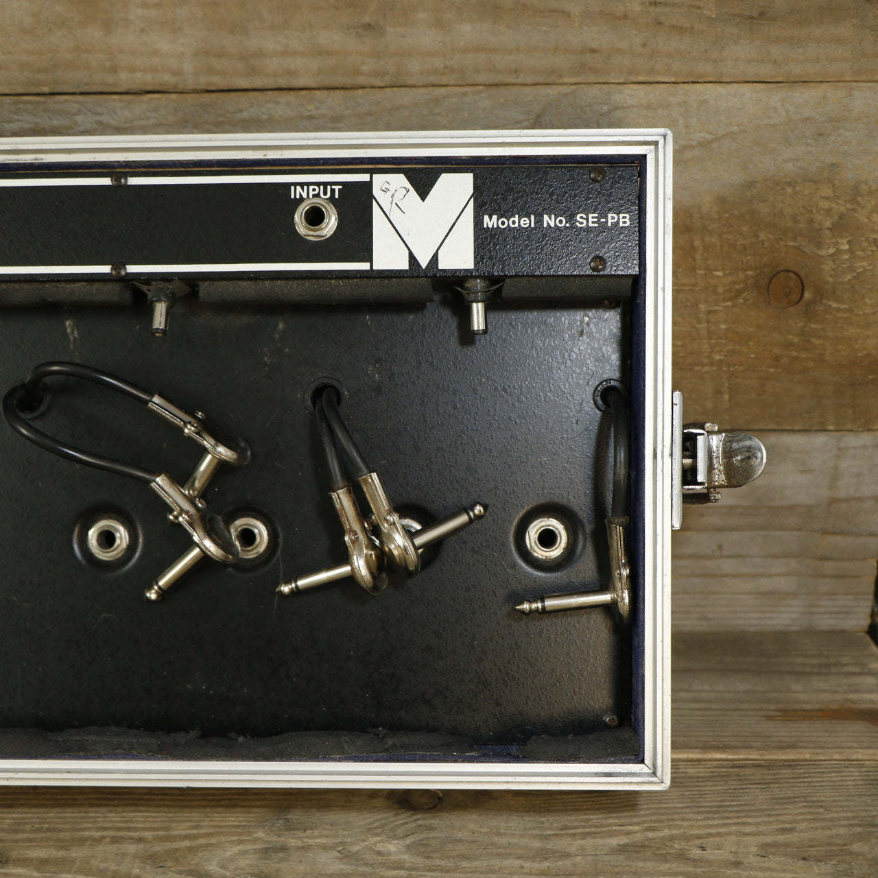 Multivox SE-PB Pedalboard mit SE-XP Netzteil (120 Volt) Tragetasche Hartschalenkoffer
