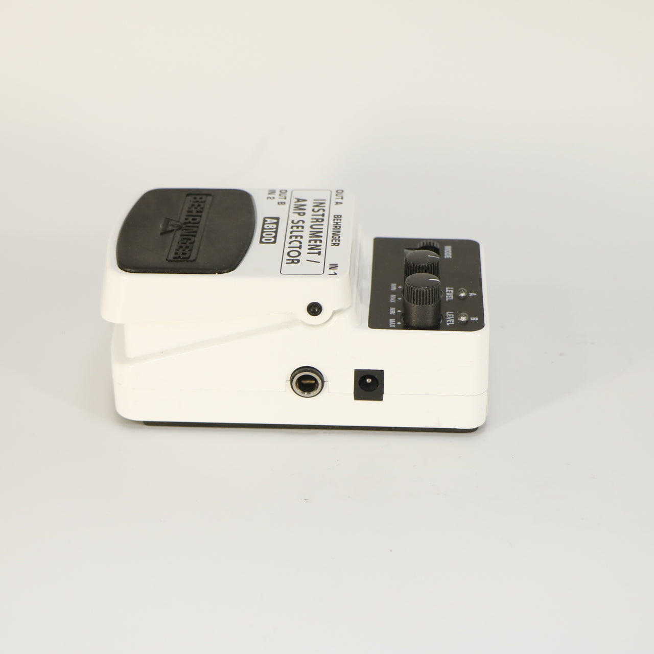 Behringer AB100 Instrument / Amp Selector