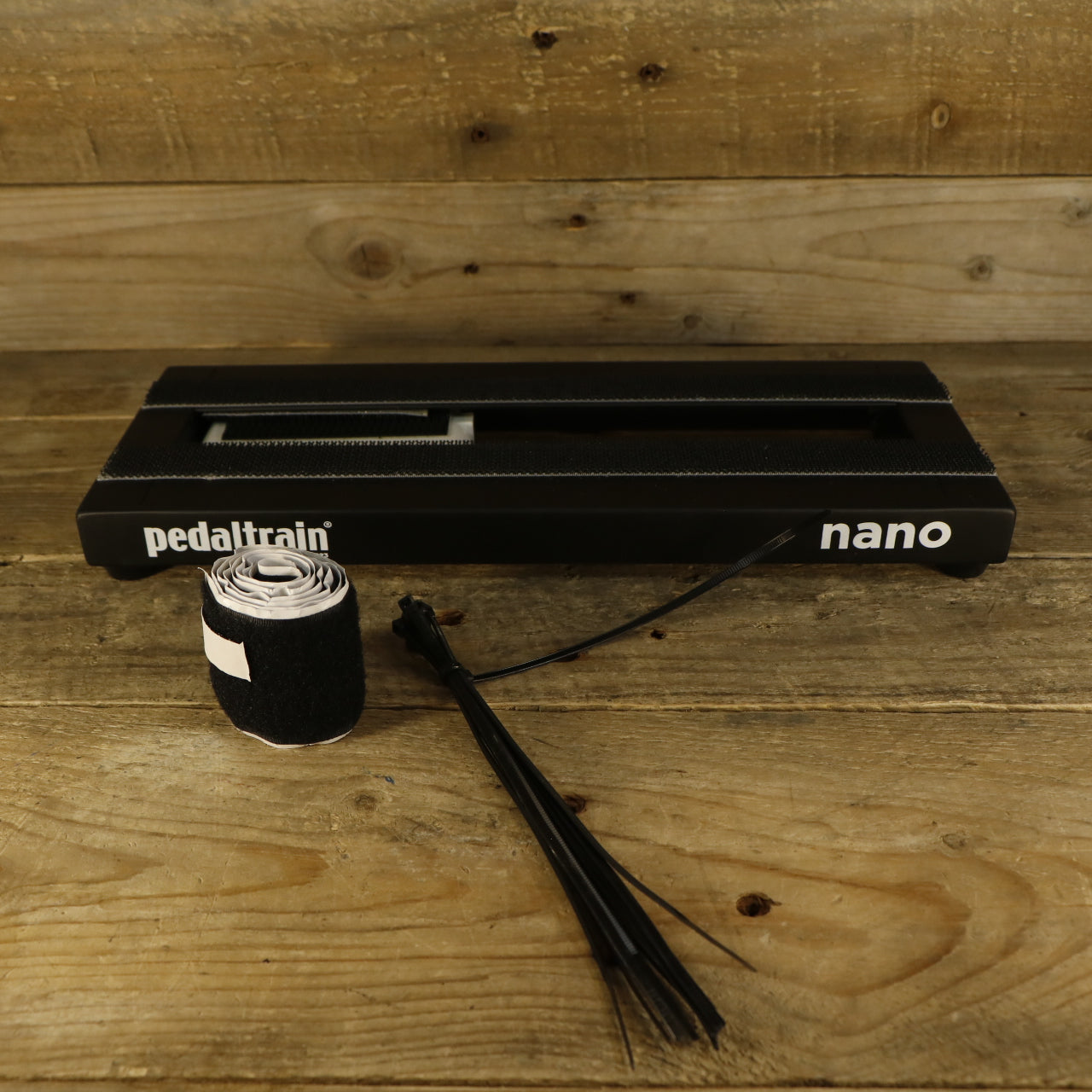 Pedaltrain Nano + Volto Rechargeable Power Bank (White, in Softcase)