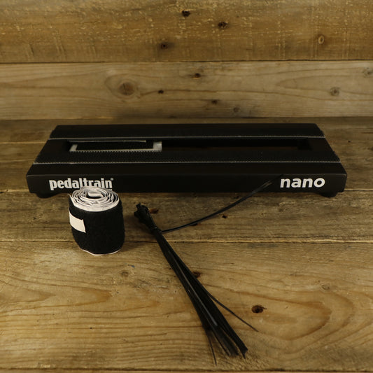 Pedaltrain Nano + Volto Rechargeable Power Bank (White, in Softcase)