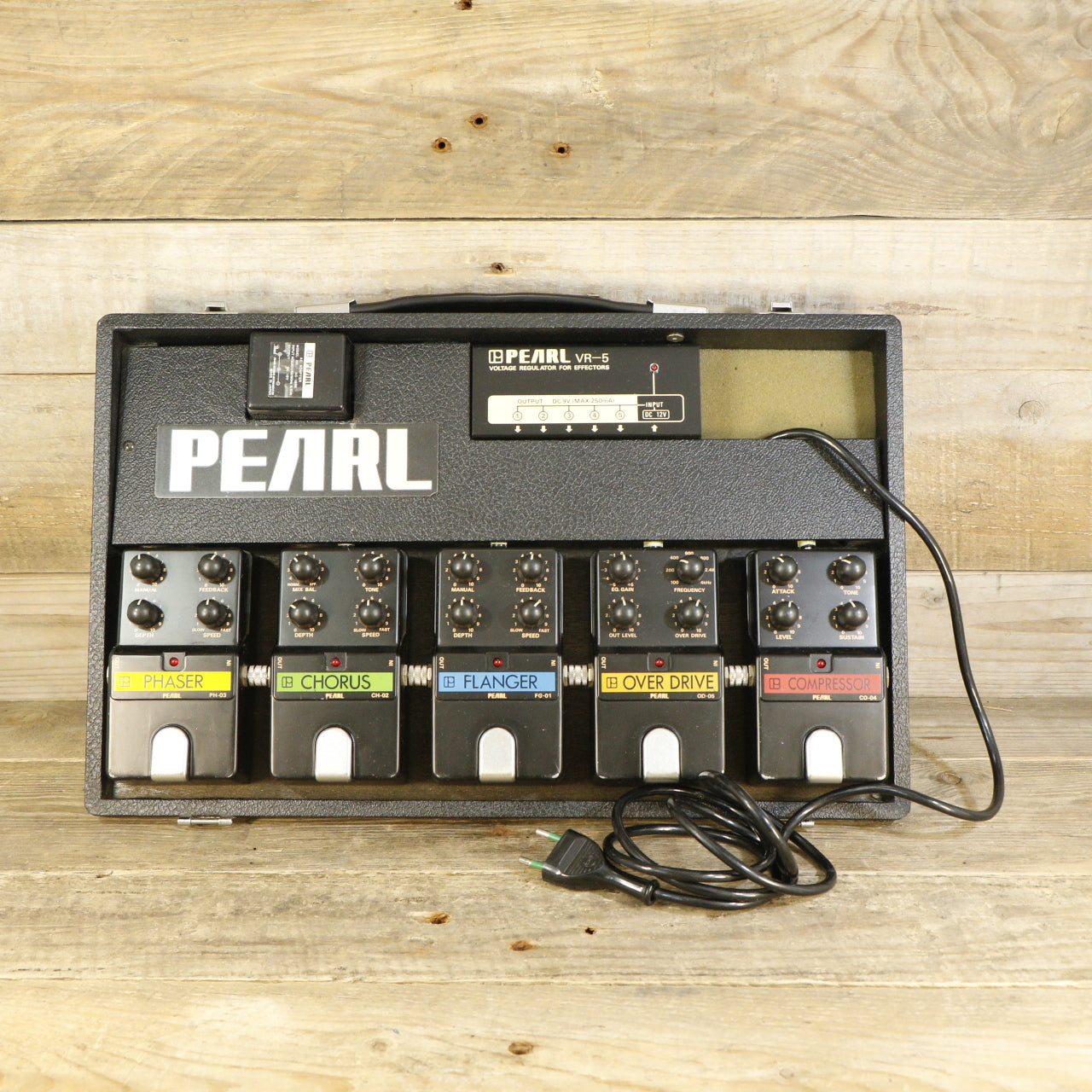 Pearl Pedalboard Case with (CO-04 Compressor, OD-05 Overdrive, FL-01 Flanger, CH-02 Chorus, and PH-03 Phaser; vintage)