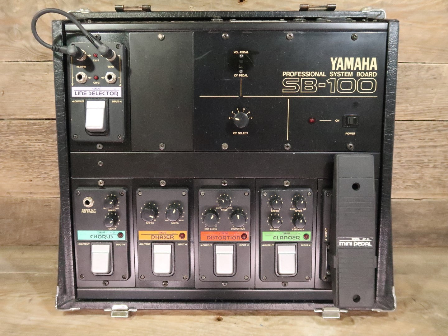 Yamaha SB-100 Professional System Board met pedalen (CH-01 Chorus, PH-01 Phaser, DI-01 Distortion, FL-01 Flanger, LS-01, MP-01)
