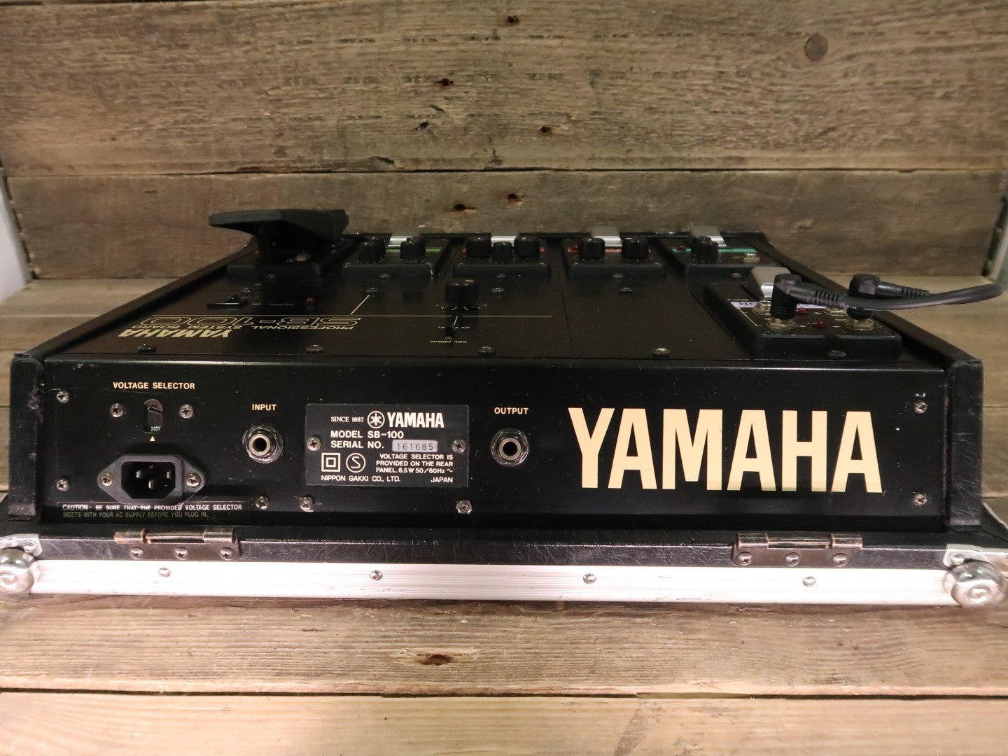 Yamaha SB-100 Professional System Board met pedalen (CH-01 Chorus, PH-01 Phaser, DI-01 Distortion, FL-01 Flanger, LS-01, MP-01)